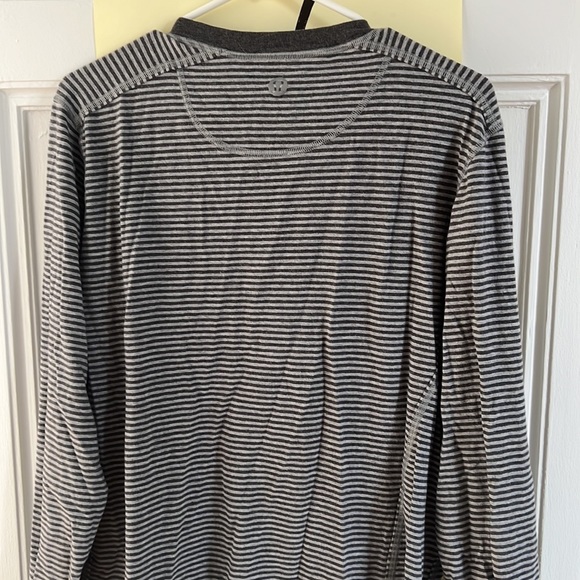 Lululemon athletica Henley men’s Small - Picture 4 of 4
